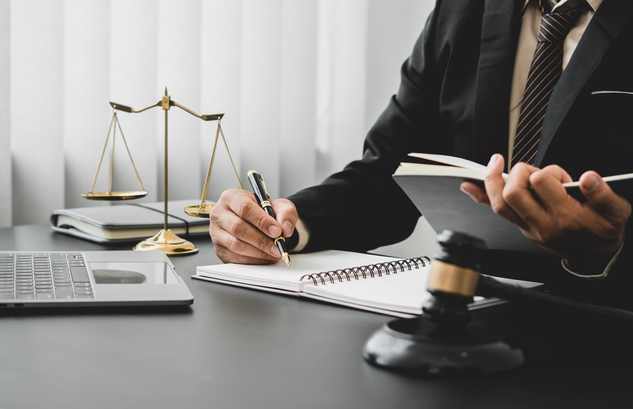 Lawyer and Attorneys: A Complete Guide to Choosing the Right Legal Representation
